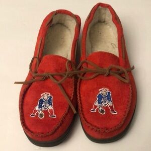 New England Patriots NFL-FOCO Mens Team Color Big Logo Moccasin Slippers S